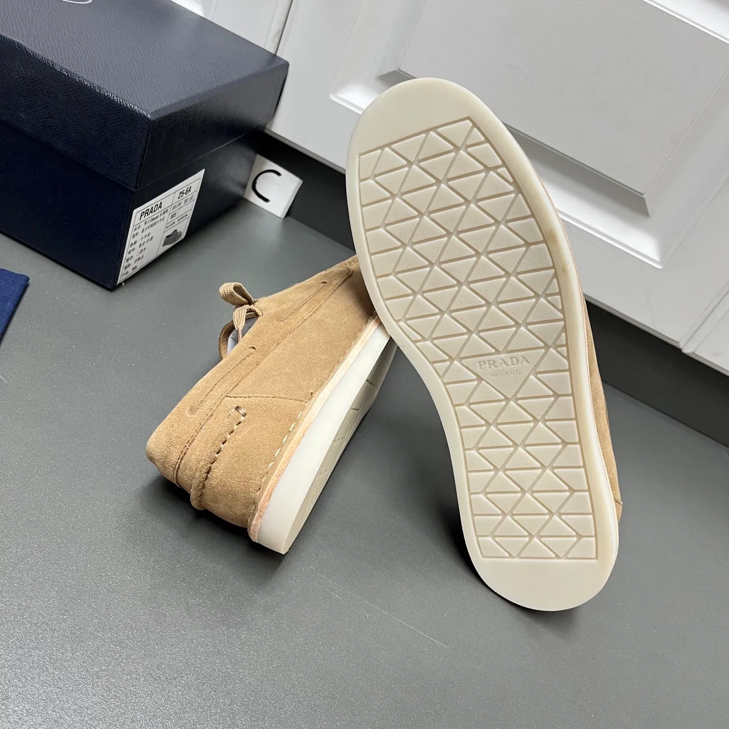 💰840 Prada men's new lace-up leather loafers. Made of flocked two-layer cow leather, these shoes combine classic design with handmade details, blending sophistication with casual comfort. Designed in a lace-up style, with open-stitched seams on the skirt, 1.5cm white rubber soles with leather welts, dyed calfskin lining, and silver-labeled cowhide feet, the style is simple and elegant. C leather shoe size: 39/40/41/42/43/44 brown, original box packaging + dust bag